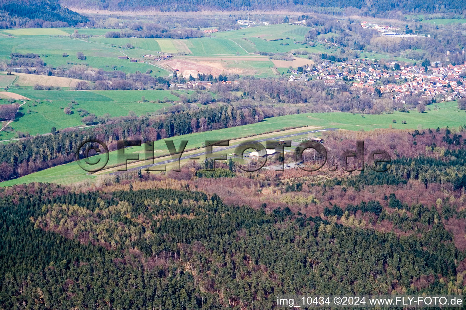 Vue aérienne de Aérodrome à le quartier Steinbuch in Michelstadt dans le département Hesse, Allemagne