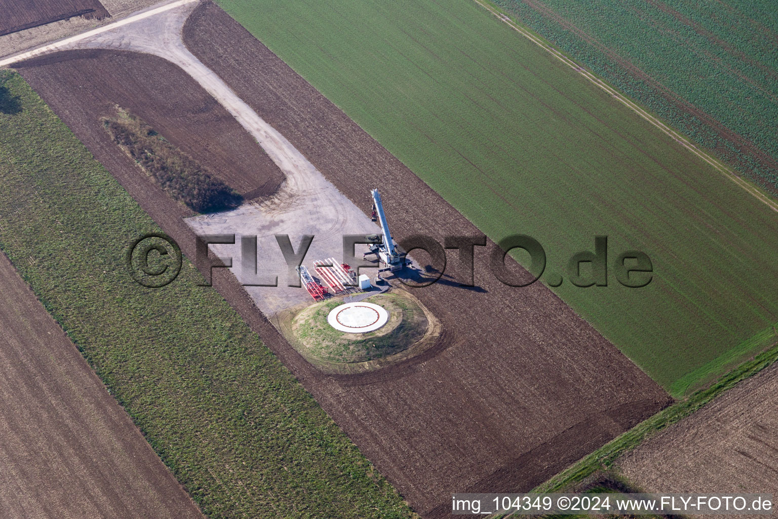 Chantier de construction du parc éolien EnBW Freckenfeld - pour une éolienne de 6 éoliennes à Freckenfeld dans le département Rhénanie-Palatinat, Allemagne du point de vue du drone