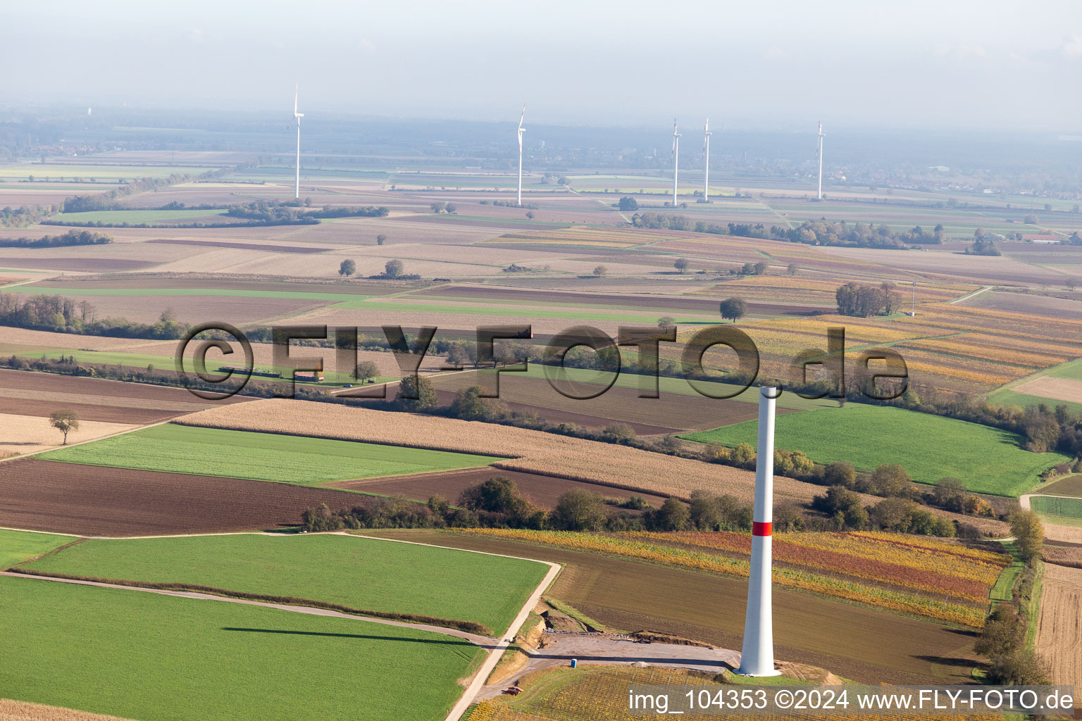 Vue aérienne de Chantier de construction du parc éolien EnBW Freckenfeld - pour une éolienne de 6 éoliennes à Freckenfeld dans le département Rhénanie-Palatinat, Allemagne