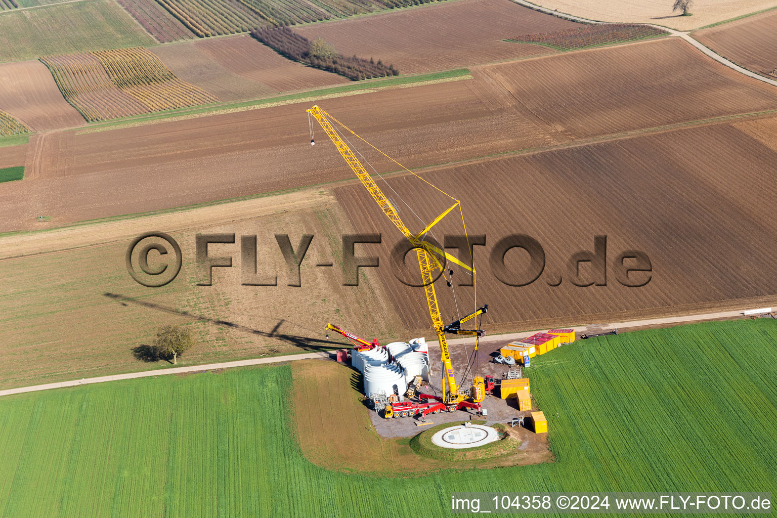 Chantier de construction du parc éolien EnBW Freckenfeld - pour une éolienne de 6 éoliennes à Freckenfeld dans le département Rhénanie-Palatinat, Allemagne hors des airs