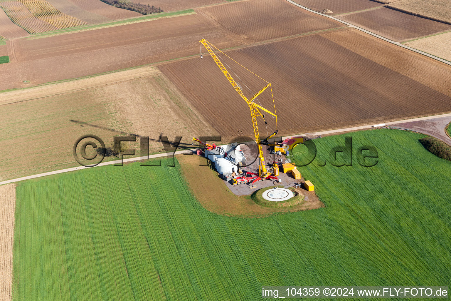 Chantier de construction du parc éolien EnBW Freckenfeld - pour une éolienne de 6 éoliennes à Freckenfeld dans le département Rhénanie-Palatinat, Allemagne vue d'en haut