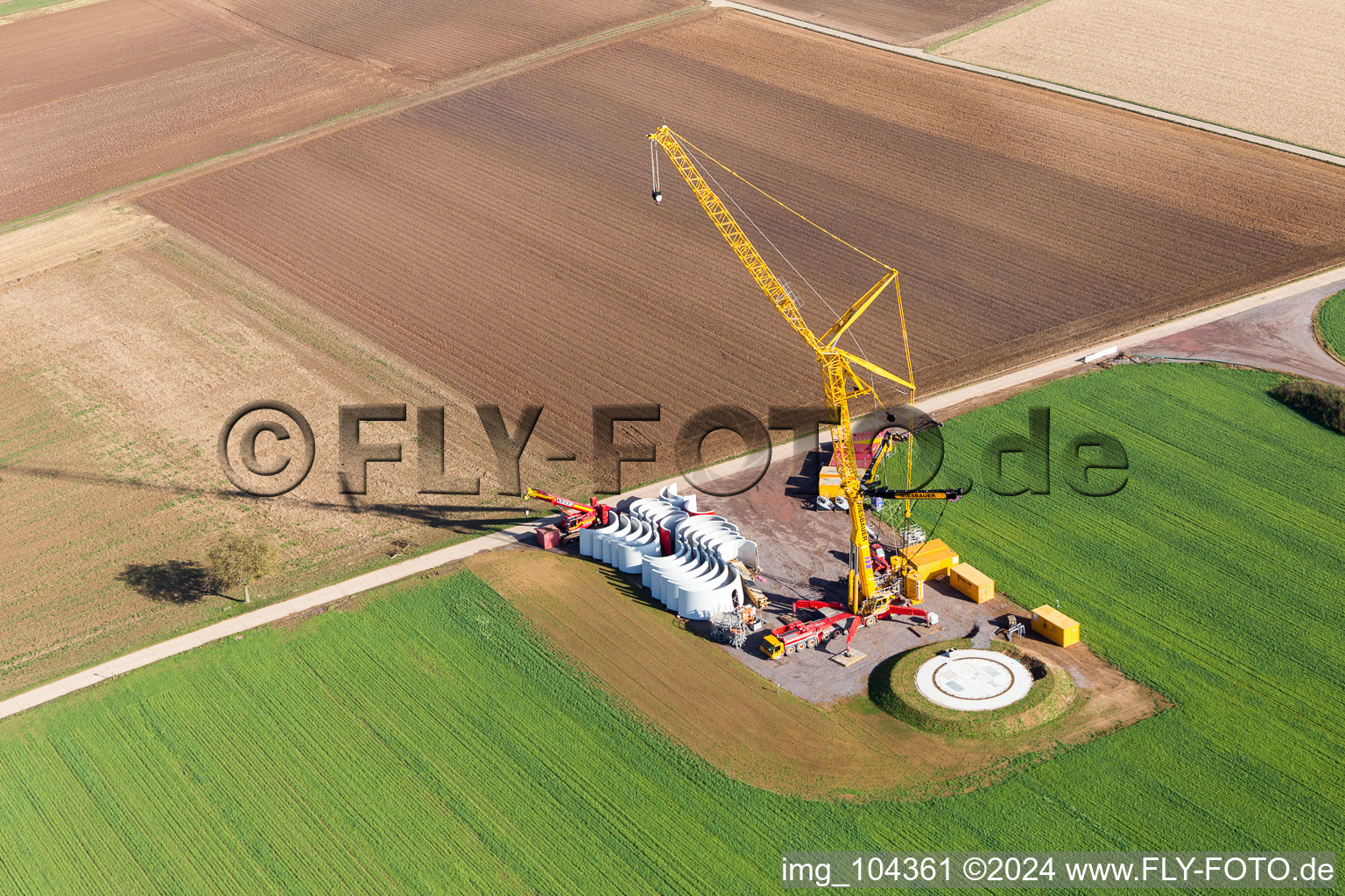 Chantier de construction du parc éolien EnBW Freckenfeld - pour une éolienne de 6 éoliennes à Freckenfeld dans le département Rhénanie-Palatinat, Allemagne depuis l'avion