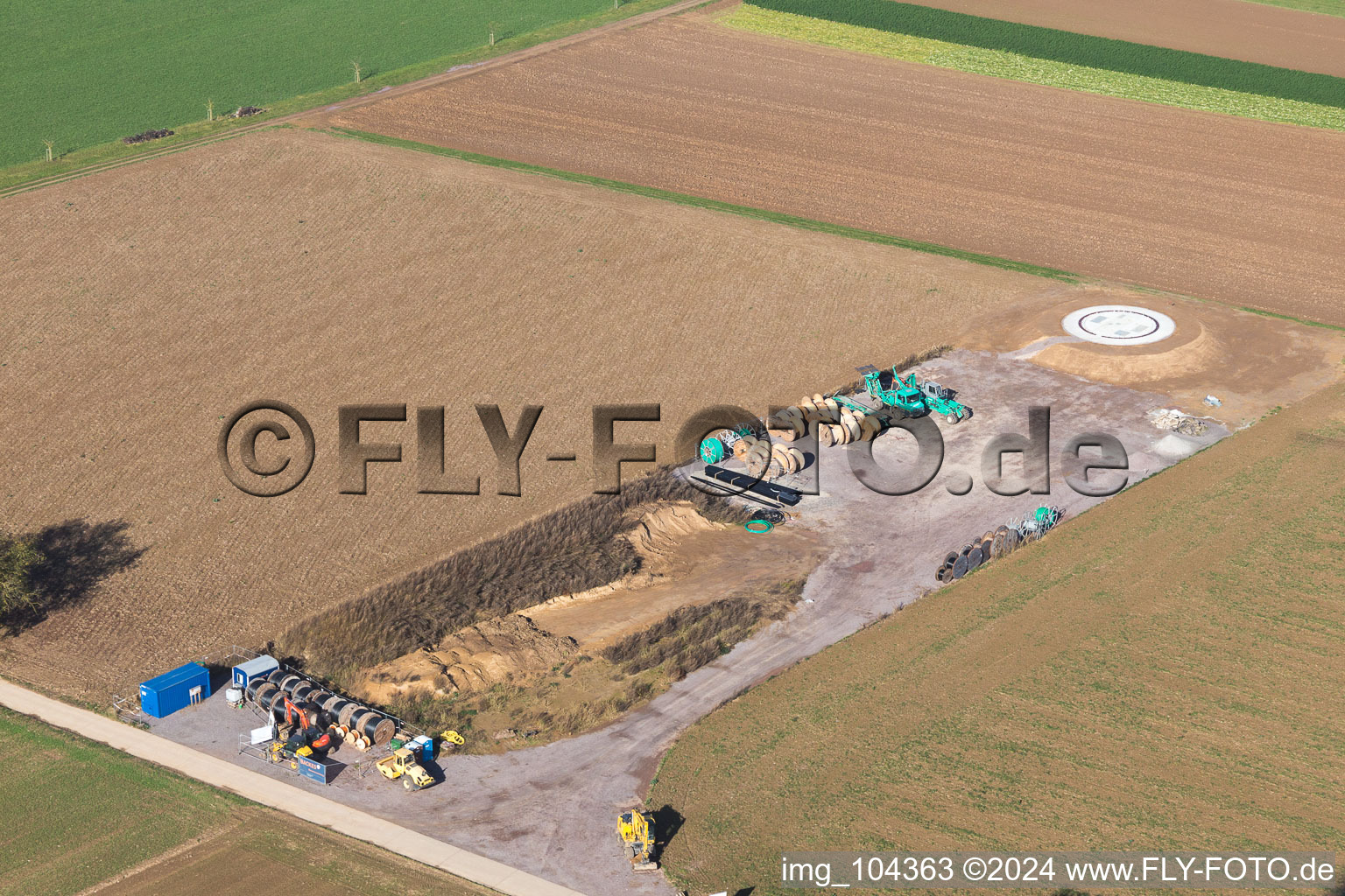 Vue d'oiseau de Chantier de construction du parc éolien EnBW Freckenfeld - pour une éolienne de 6 éoliennes à Freckenfeld dans le département Rhénanie-Palatinat, Allemagne