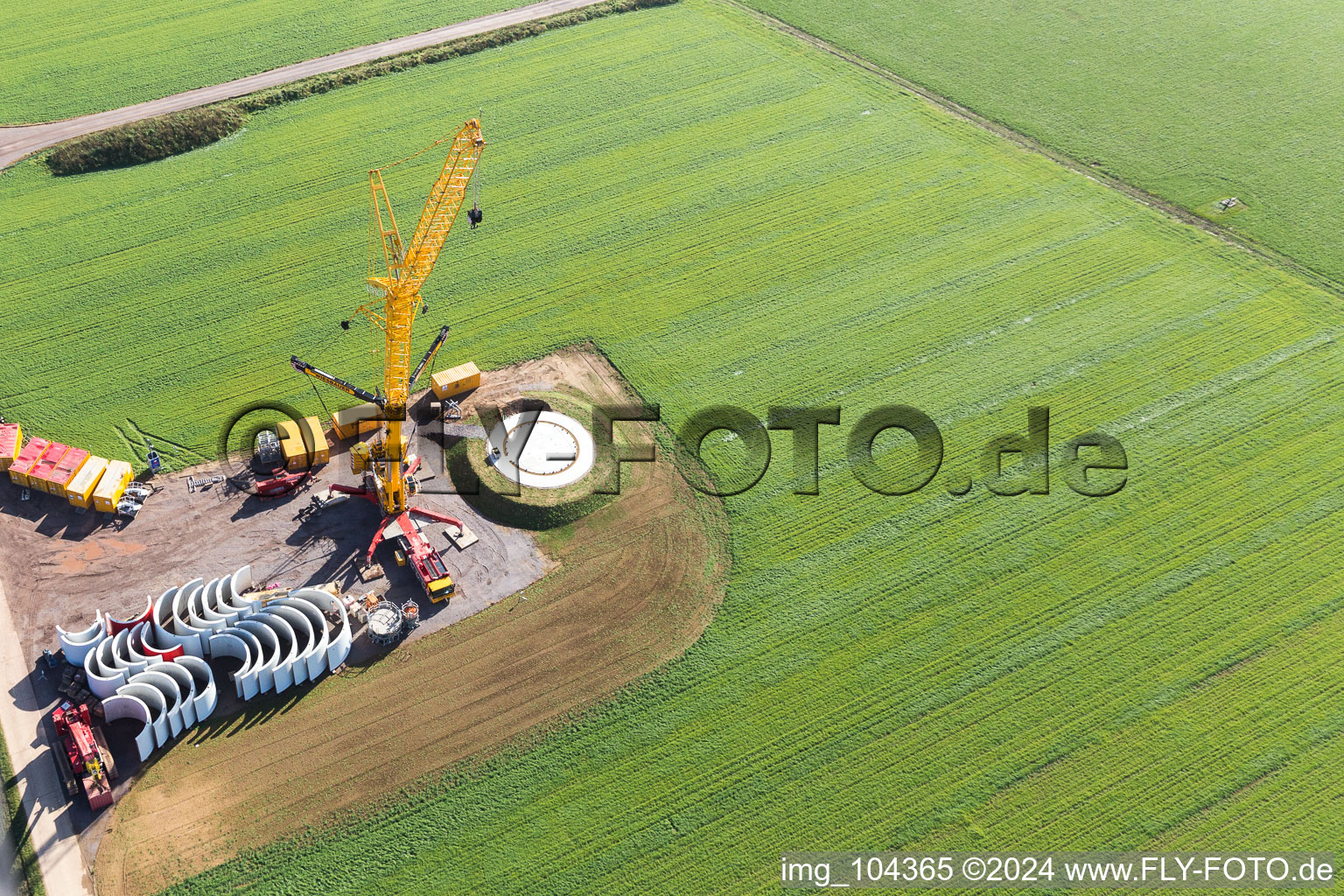 Chantier de construction du parc éolien EnBW Freckenfeld - pour une éolienne de 6 éoliennes à Freckenfeld dans le département Rhénanie-Palatinat, Allemagne vue du ciel