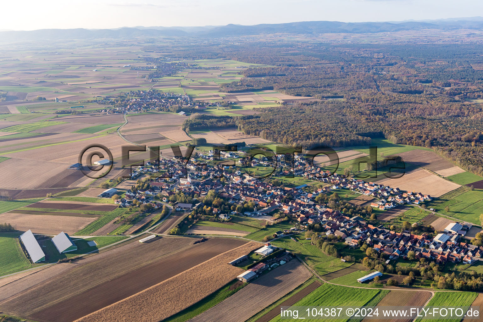 Niederlauterbach dans le département Bas Rhin, France du point de vue du drone