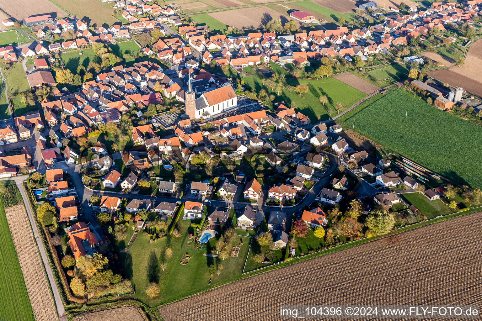 Vue aérienne de Bâtiment d'église au centre du village à Schleithal dans le département Bas Rhin, France