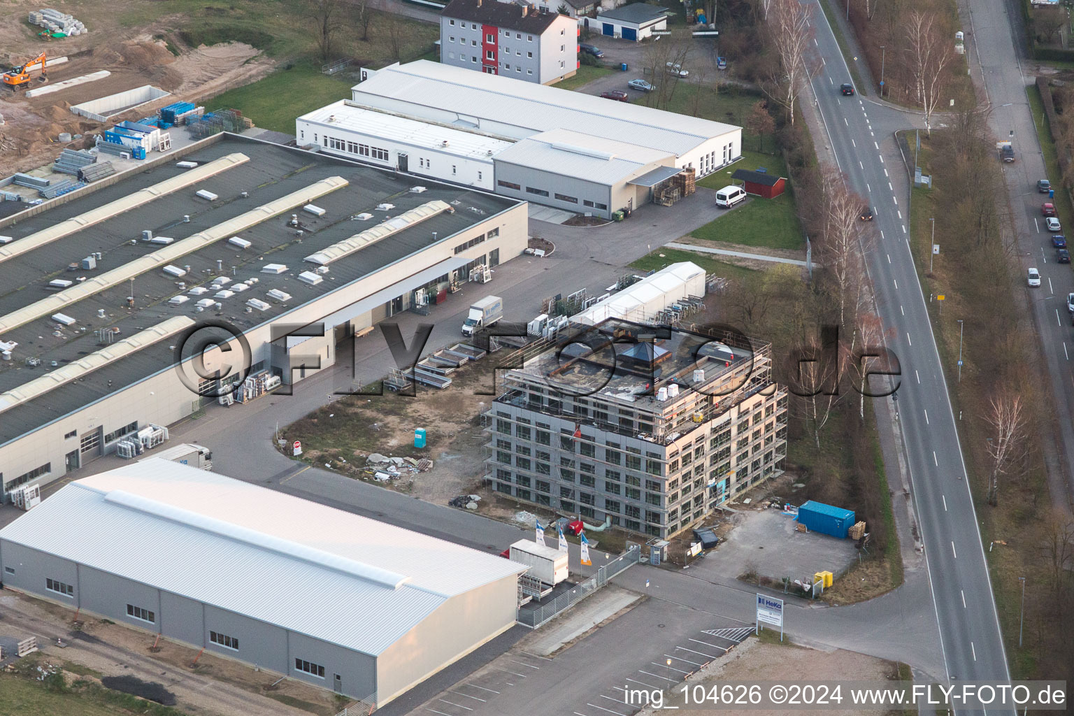 Vue aérienne de Chantier de construction d'un nouveau bâtiment dans la zone commerciale de Heka Herzog GmbH à le quartier Neudorf in Graben-Neudorf dans le département Bade-Wurtemberg, Allemagne