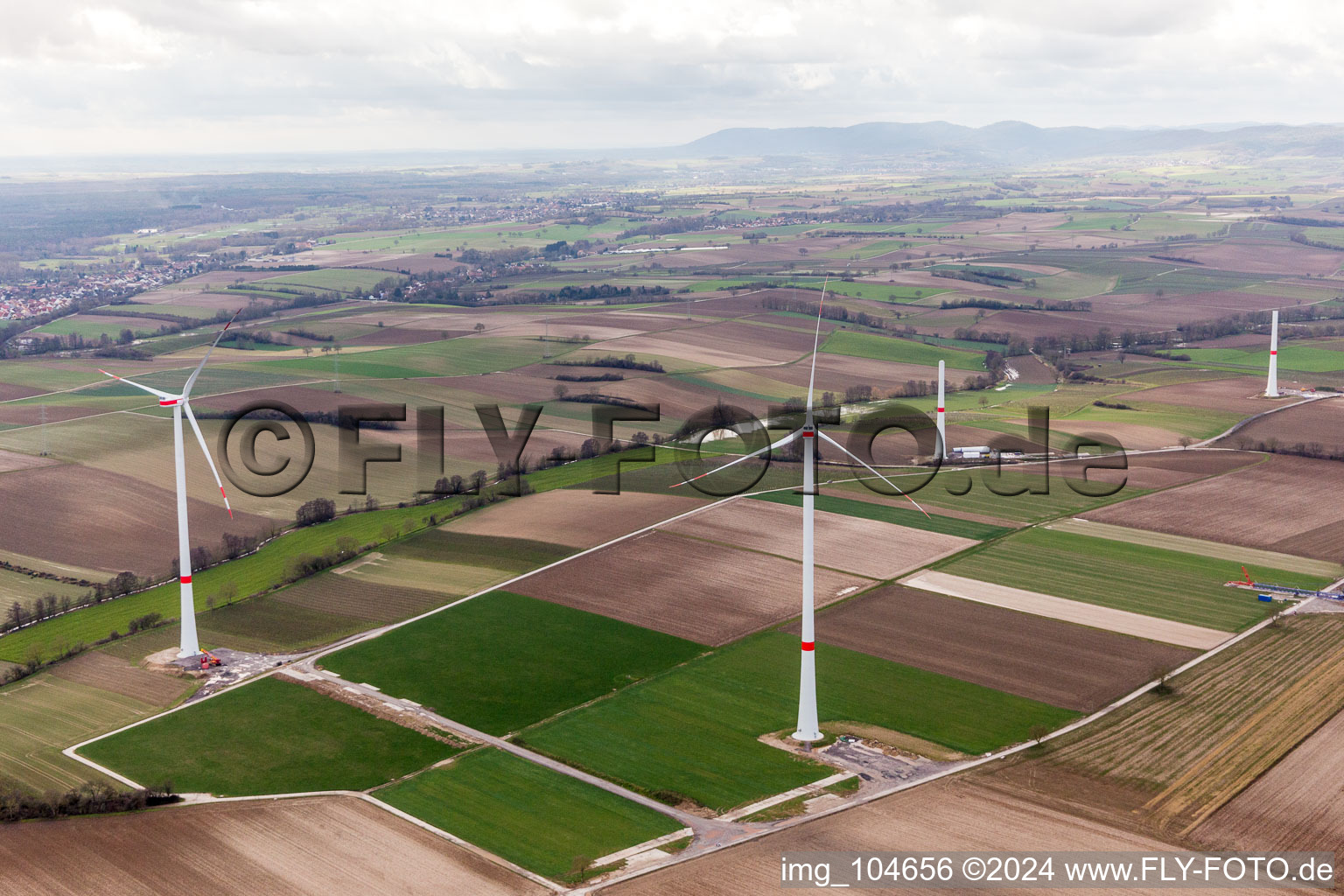 Image drone de Chantier de construction du parc éolien EnBW Freckenfeld - pour une éolienne de 6 éoliennes à Freckenfeld dans le département Rhénanie-Palatinat, Allemagne