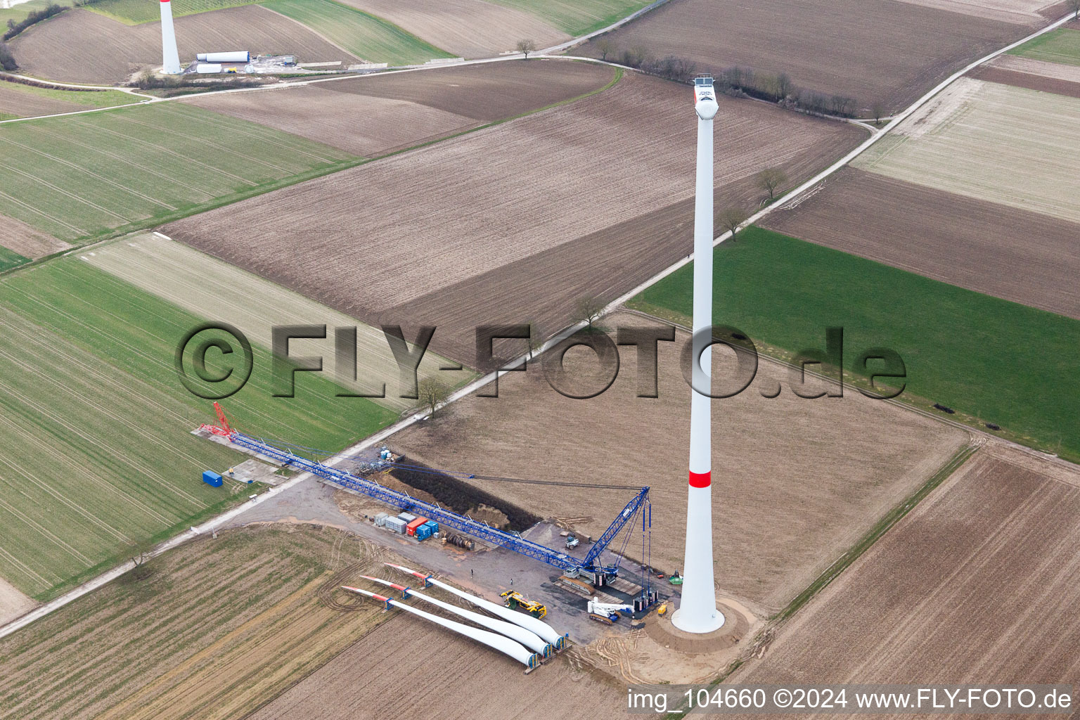 Chantier de construction du parc éolien EnBW Freckenfeld - pour une éolienne de 6 éoliennes à Freckenfeld dans le département Rhénanie-Palatinat, Allemagne du point de vue du drone