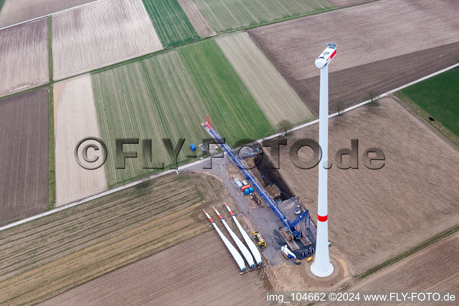 Chantier de construction du parc éolien EnBW Freckenfeld - pour une éolienne de 6 éoliennes à Freckenfeld dans le département Rhénanie-Palatinat, Allemagne d'un drone
