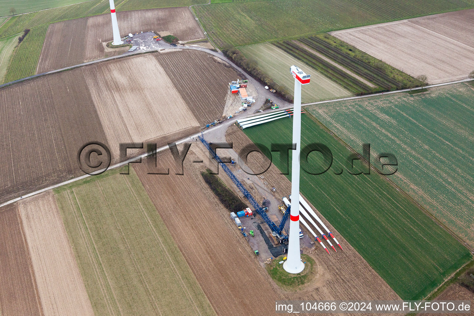 Vue aérienne de Chantier de construction du parc éolien EnBW Freckenfeld - pour une éolienne de 6 éoliennes à Freckenfeld dans le département Rhénanie-Palatinat, Allemagne