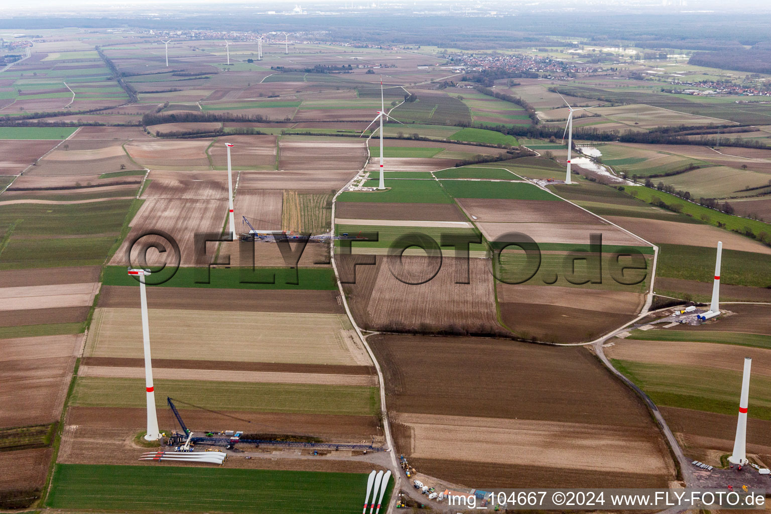 Photographie aérienne de Chantier de construction du parc éolien EnBW Freckenfeld - pour une éolienne de 6 éoliennes à Freckenfeld dans le département Rhénanie-Palatinat, Allemagne