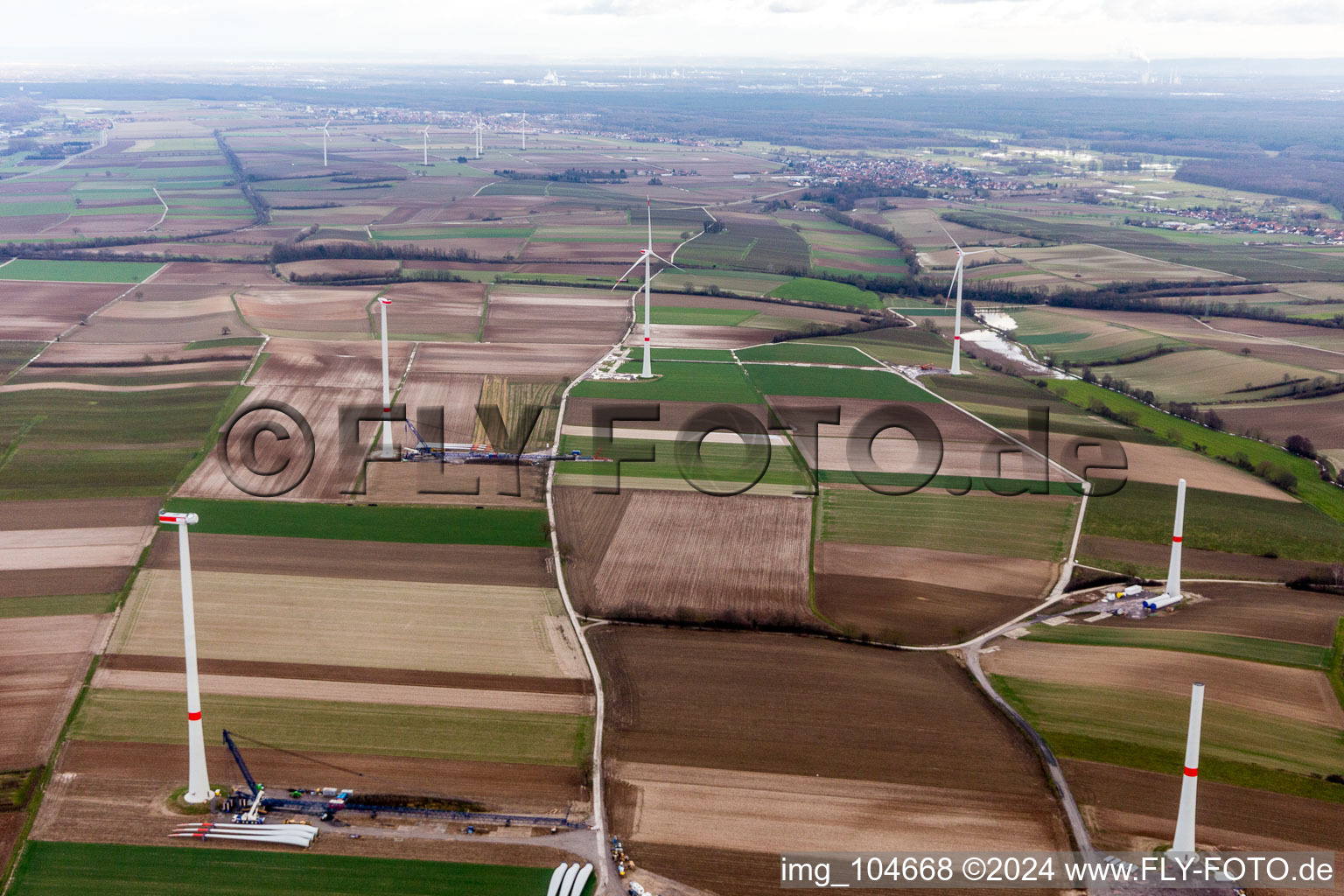 Vue oblique de Chantier de construction du parc éolien EnBW Freckenfeld - pour une éolienne de 6 éoliennes à Freckenfeld dans le département Rhénanie-Palatinat, Allemagne