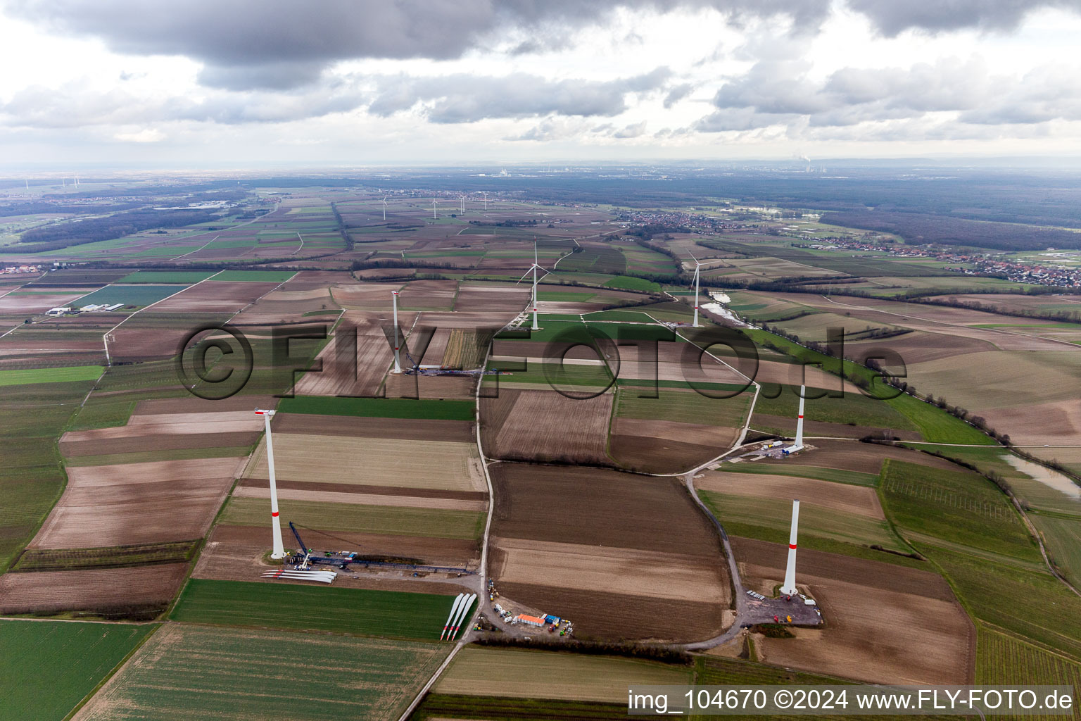 Chantier de construction du parc éolien EnBW Freckenfeld - pour une éolienne de 6 éoliennes à Freckenfeld dans le département Rhénanie-Palatinat, Allemagne d'en haut