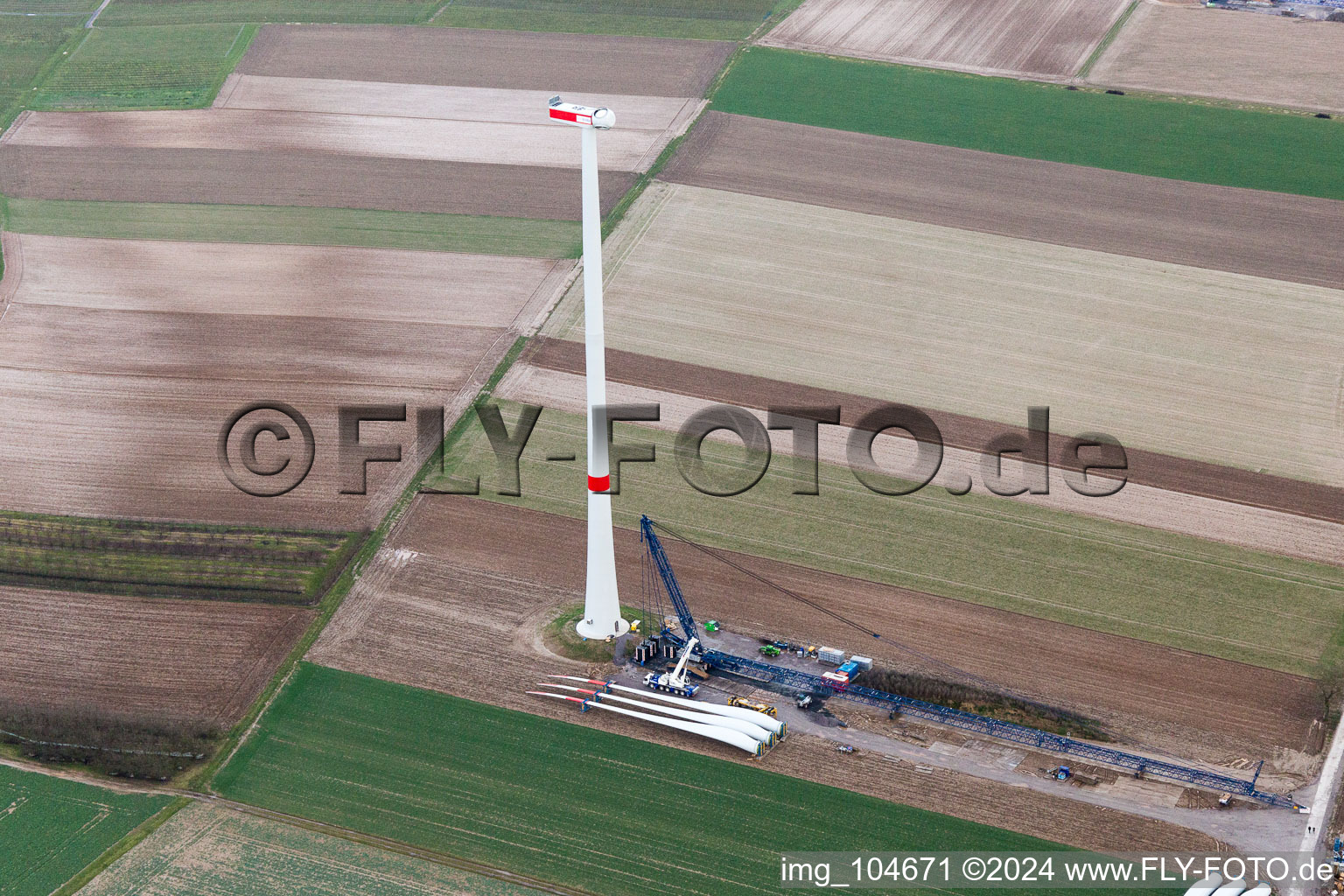 Chantier de construction du parc éolien EnBW Freckenfeld - pour une éolienne de 6 éoliennes à Freckenfeld dans le département Rhénanie-Palatinat, Allemagne hors des airs