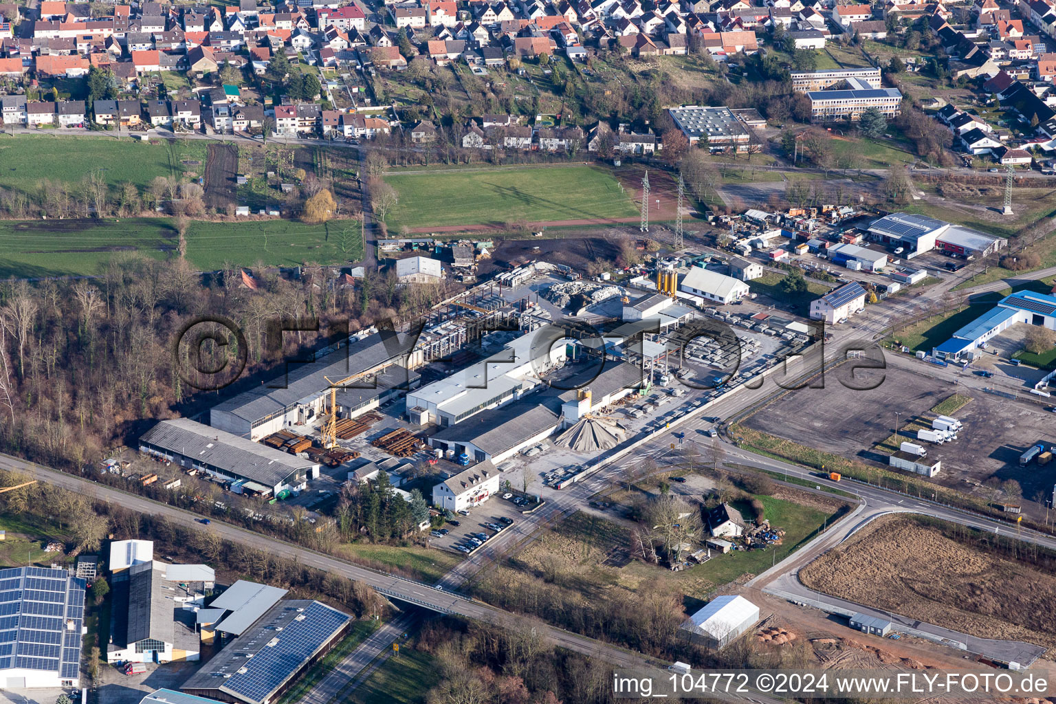 Vue aérienne de Zone industrielle, usine de béton préfabriqué Schneider à le quartier Huttenheim in Philippsburg dans le département Bade-Wurtemberg, Allemagne