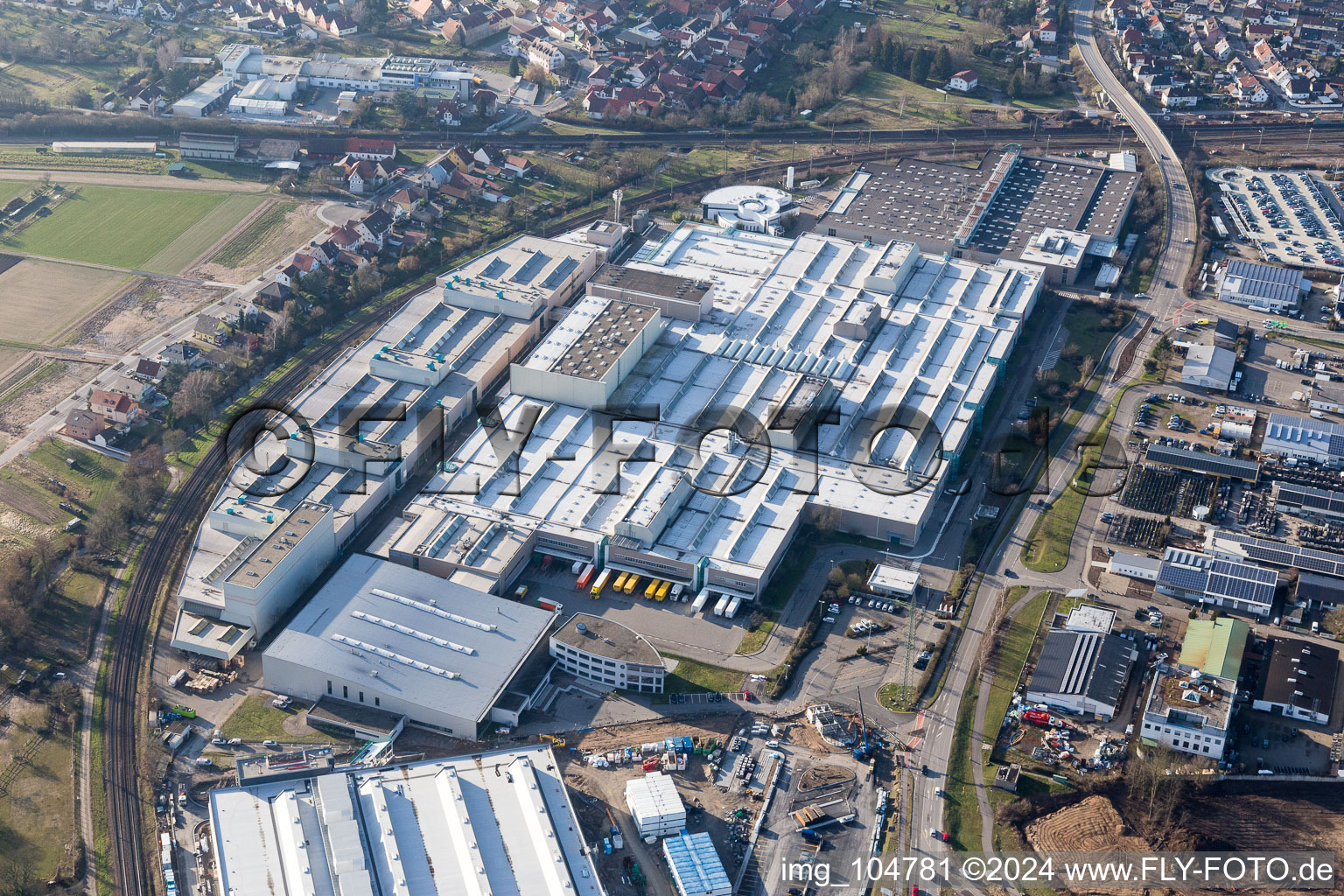 Vue aérienne de Agrandissement - nouveau bâtiment - chantier des bâtiments et halls de production de l'usine SEW-EURODRIVE GmbH & Co KG à le quartier Graben in Graben-Neudorf dans le département Bade-Wurtemberg, Allemagne