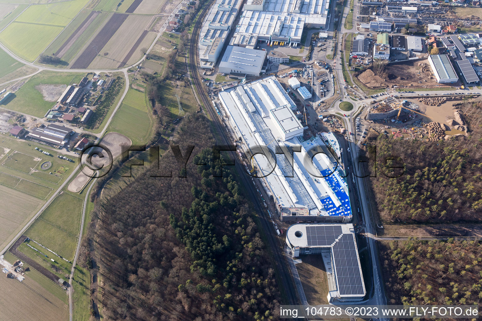Vue aérienne de Agrandissement - nouveau bâtiment - chantier des bâtiments et halls de production de l'usine SEW-EURODRIVE GmbH & Co KG à le quartier Graben in Graben-Neudorf dans le département Bade-Wurtemberg, Allemagne