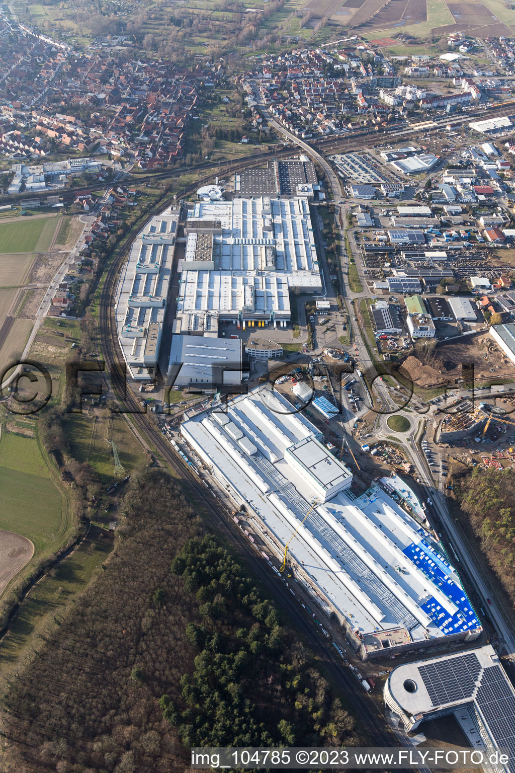 Photographie aérienne de Agrandissement - nouveau bâtiment - chantier des bâtiments et halls de production de l'usine SEW-EURODRIVE GmbH & Co KG à le quartier Graben in Graben-Neudorf dans le département Bade-Wurtemberg, Allemagne