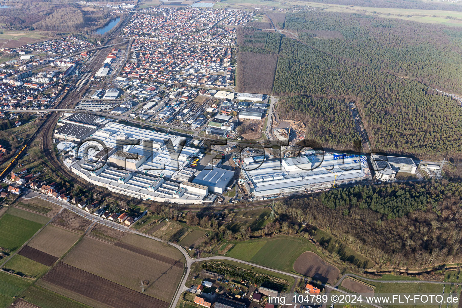 Vue oblique de Agrandissement - nouveau bâtiment - chantier des bâtiments et halls de production de l'usine SEW-EURODRIVE GmbH & Co KG à le quartier Graben in Graben-Neudorf dans le département Bade-Wurtemberg, Allemagne