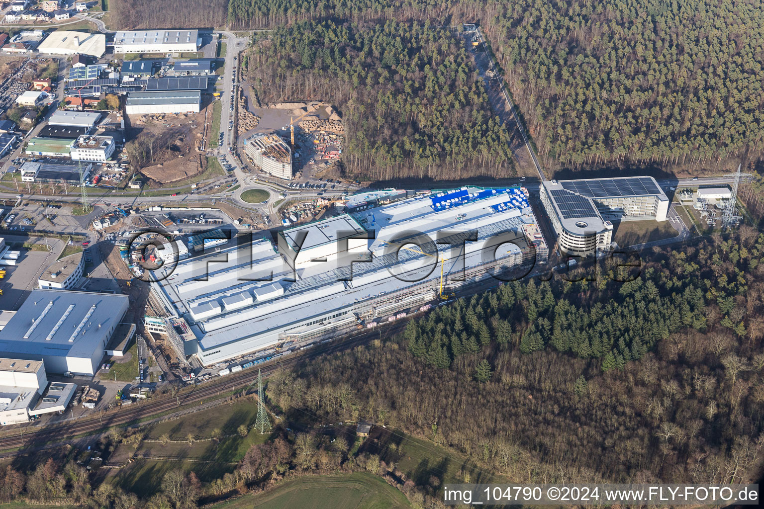 Agrandissement - nouveau bâtiment - chantier des bâtiments et halls de production de l'usine SEW-EURODRIVE GmbH & Co KG à le quartier Graben in Graben-Neudorf dans le département Bade-Wurtemberg, Allemagne d'en haut