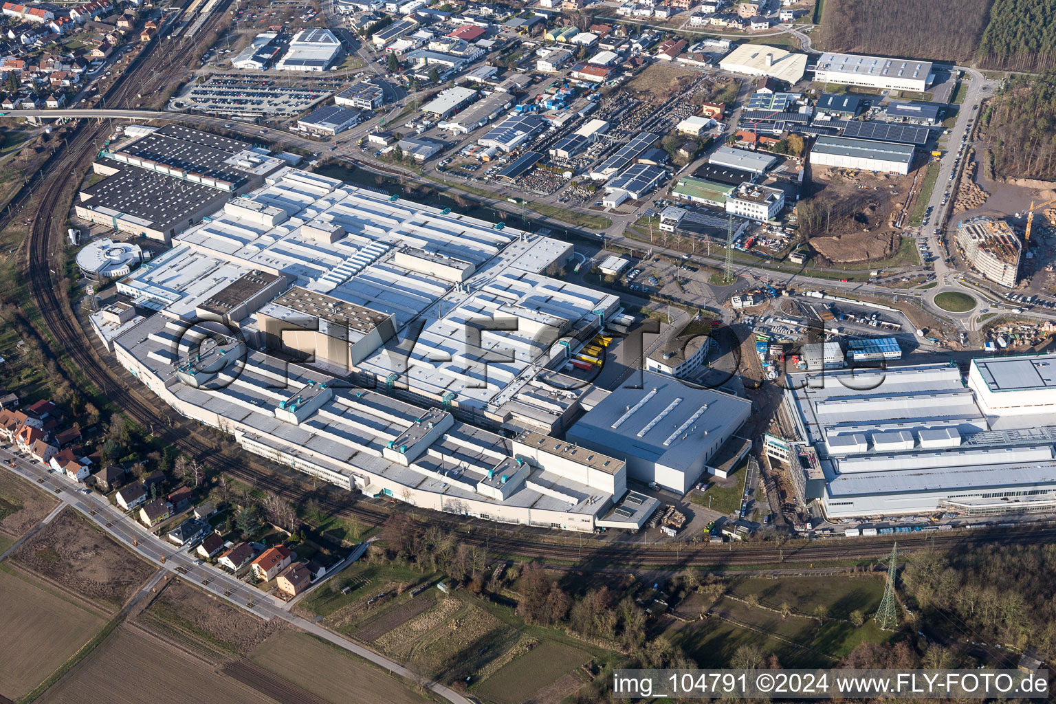 Agrandissement - nouveau bâtiment - chantier des bâtiments et halls de production de l'usine SEW-EURODRIVE GmbH & Co KG à le quartier Graben in Graben-Neudorf dans le département Bade-Wurtemberg, Allemagne hors des airs