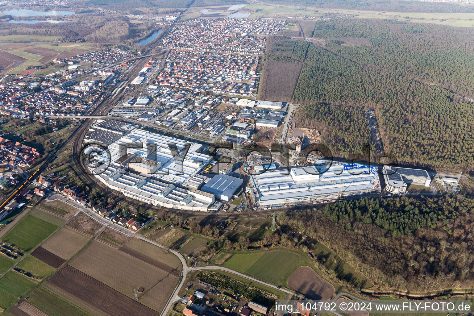 Agrandissement - nouveau bâtiment - chantier des bâtiments et halls de production de l'usine SEW-EURODRIVE GmbH & Co KG à le quartier Graben in Graben-Neudorf dans le département Bade-Wurtemberg, Allemagne vue d'en haut