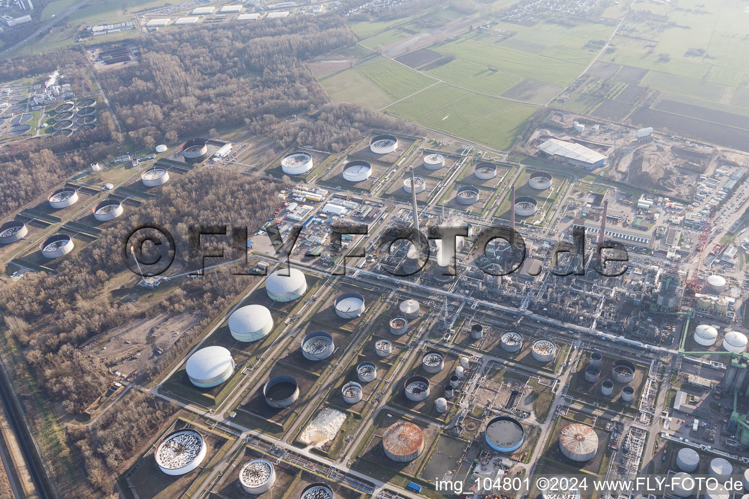 Vue aérienne de Raffinerie de pétrole MIRO à le quartier Knielingen in Karlsruhe dans le département Bade-Wurtemberg, Allemagne