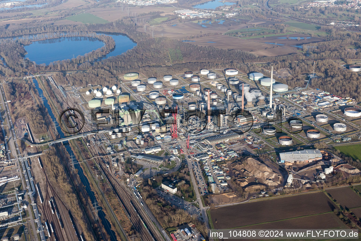 Vue d'oiseau de Raffinerie de pétrole MIRO à le quartier Knielingen in Karlsruhe dans le département Bade-Wurtemberg, Allemagne