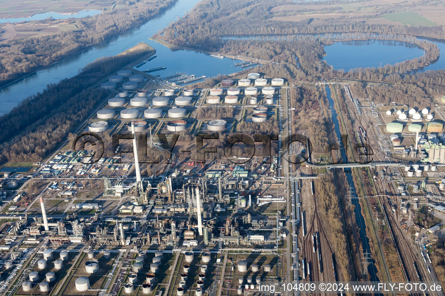 Raffinerie de pétrole MIRO à le quartier Knielingen in Karlsruhe dans le département Bade-Wurtemberg, Allemagne vue du ciel