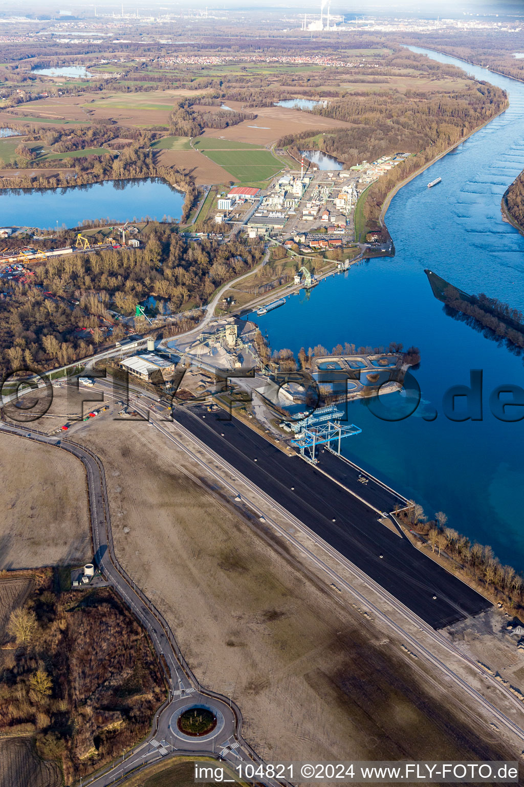 Vue aérienne de Quais et postes d'amarrage avec terminaux de chargement du nouveau port intérieur du Rhin à Lauterbourg dans le département Bas Rhin, France