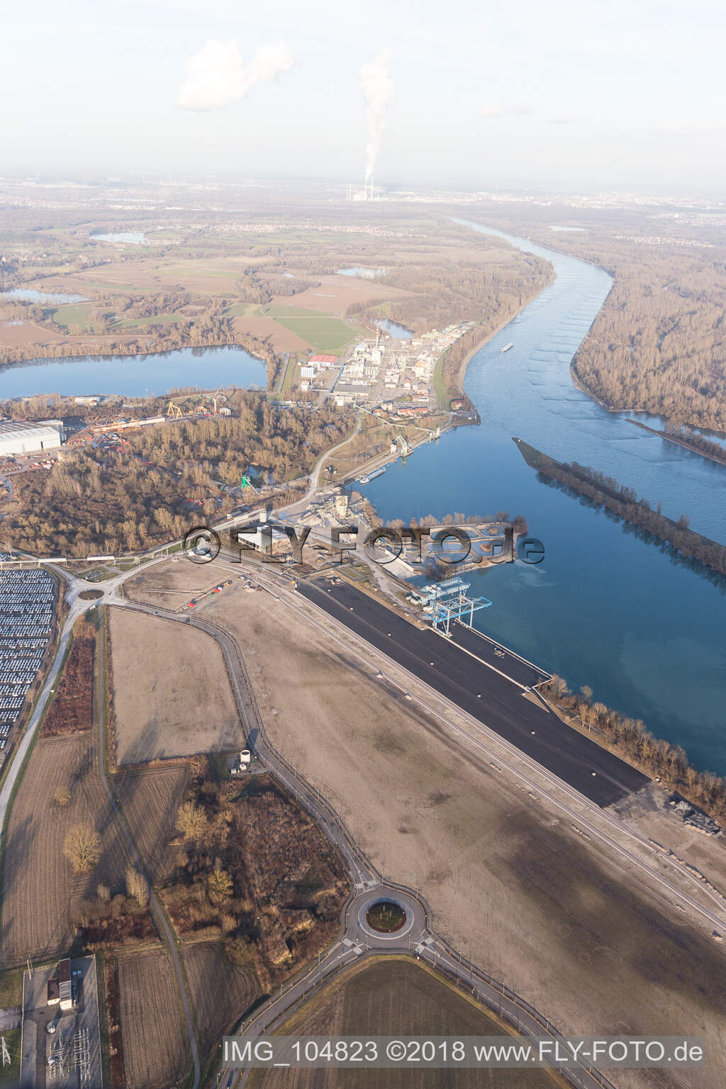 Vue aérienne de Nouveau port rhénan à Lauterbourg dans le département Bas Rhin, France