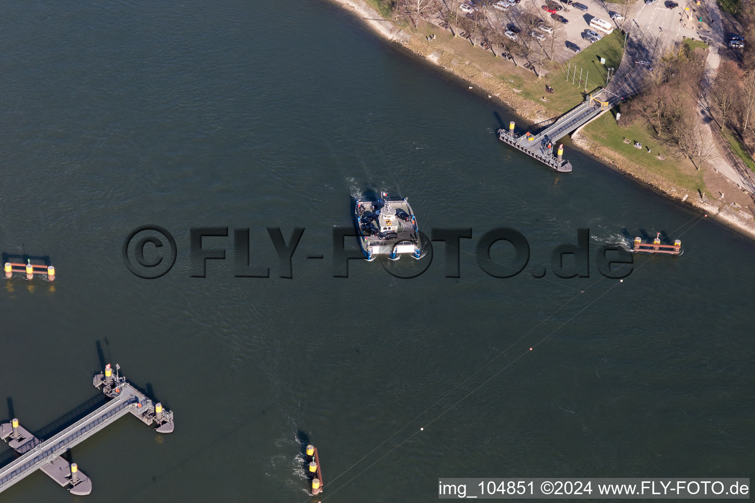 Vue aérienne de Déplacement d'un ferry-boat solaire sur le Rhin en Plittersdorf à le quartier Plittersdorf in Rastatt dans le département Bade-Wurtemberg, Allemagne