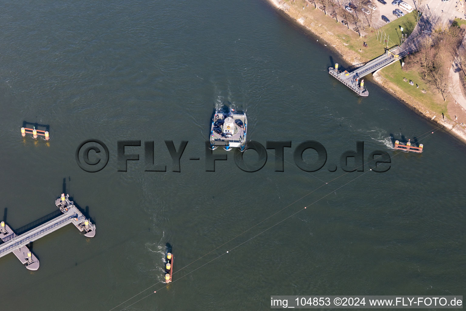 Vue aérienne de Plittersdorf : ferry solaire sur le Rhin à Seltz dans le département Bas Rhin, France