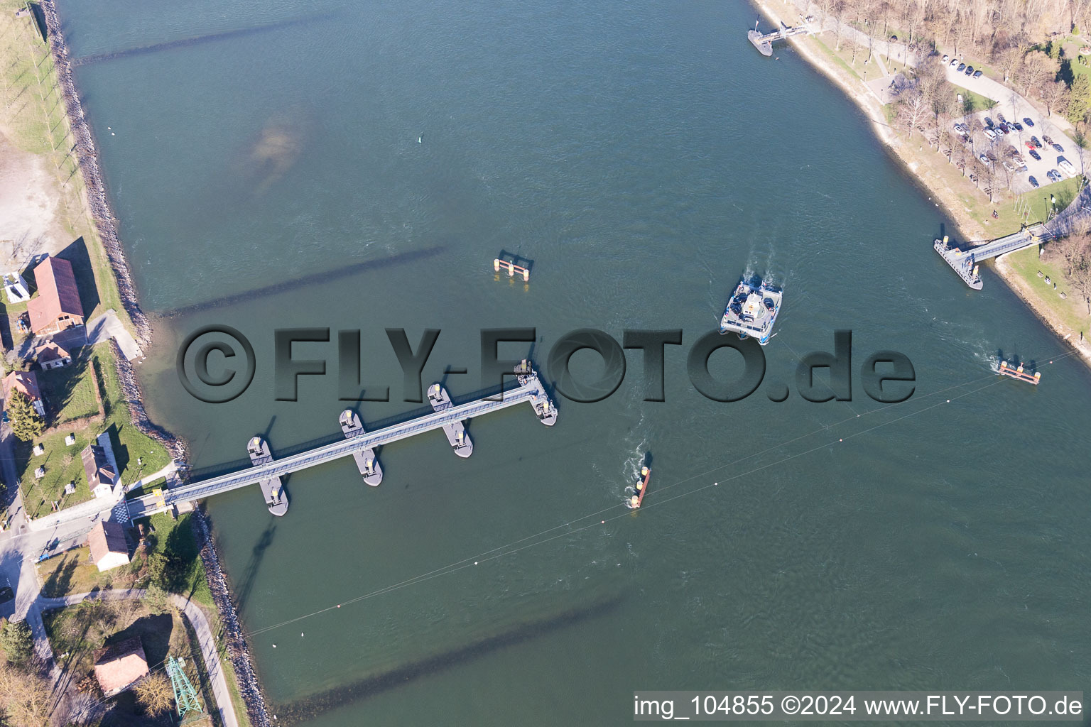 Photographie aérienne de Déplacement d'un ferry-boat solaire sur le Rhin en Plittersdorf à le quartier Plittersdorf in Rastatt dans le département Bade-Wurtemberg, Allemagne