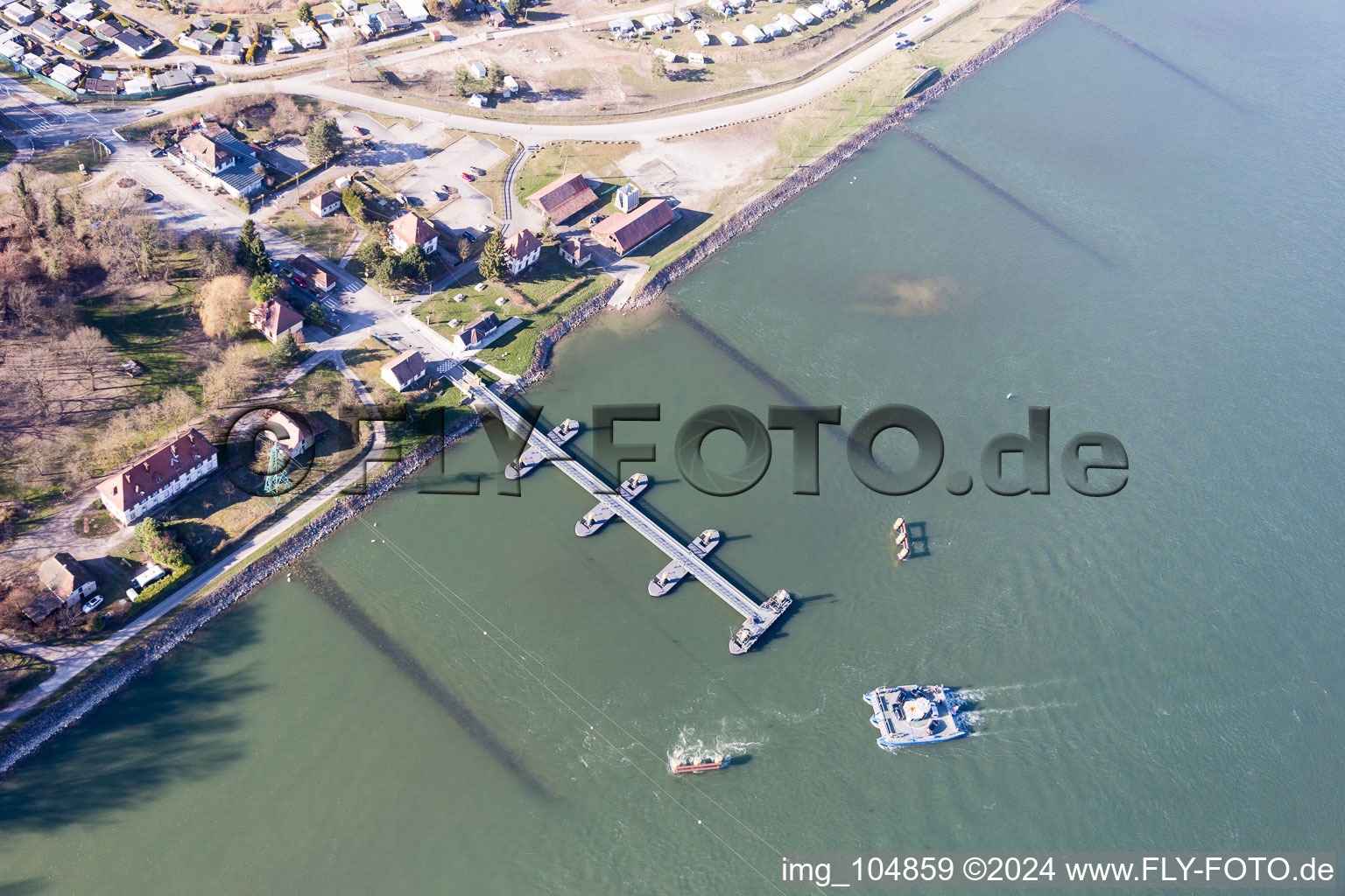 Vue aérienne de Seltz/Plittersdorf : Ferry solaire sur le Rhin à le quartier Plittersdorf in Rastatt dans le département Bade-Wurtemberg, Allemagne