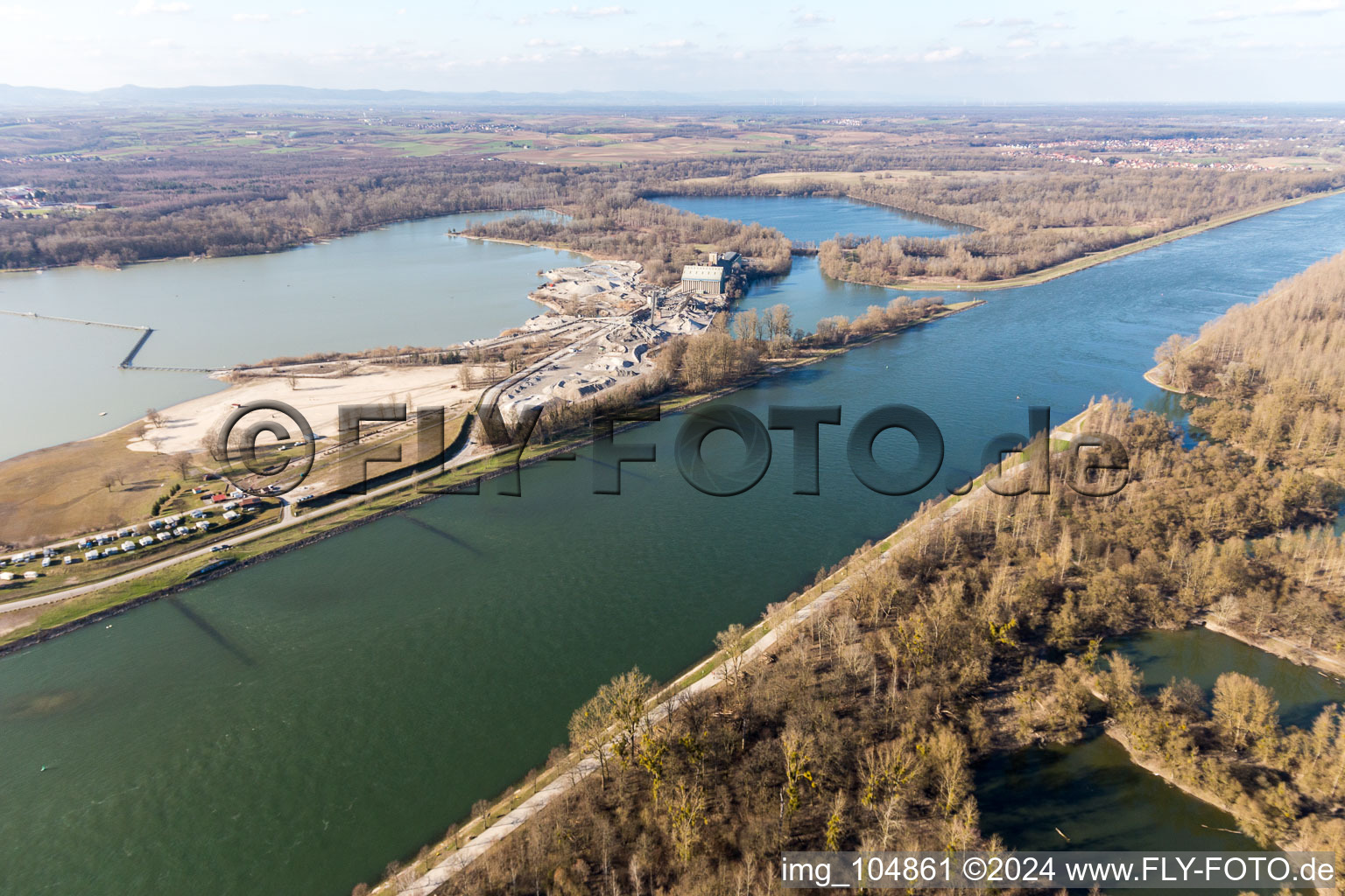 Vue aérienne de Travaux de gravier Dyckerhoff à Seltz dans le département Bas Rhin, France