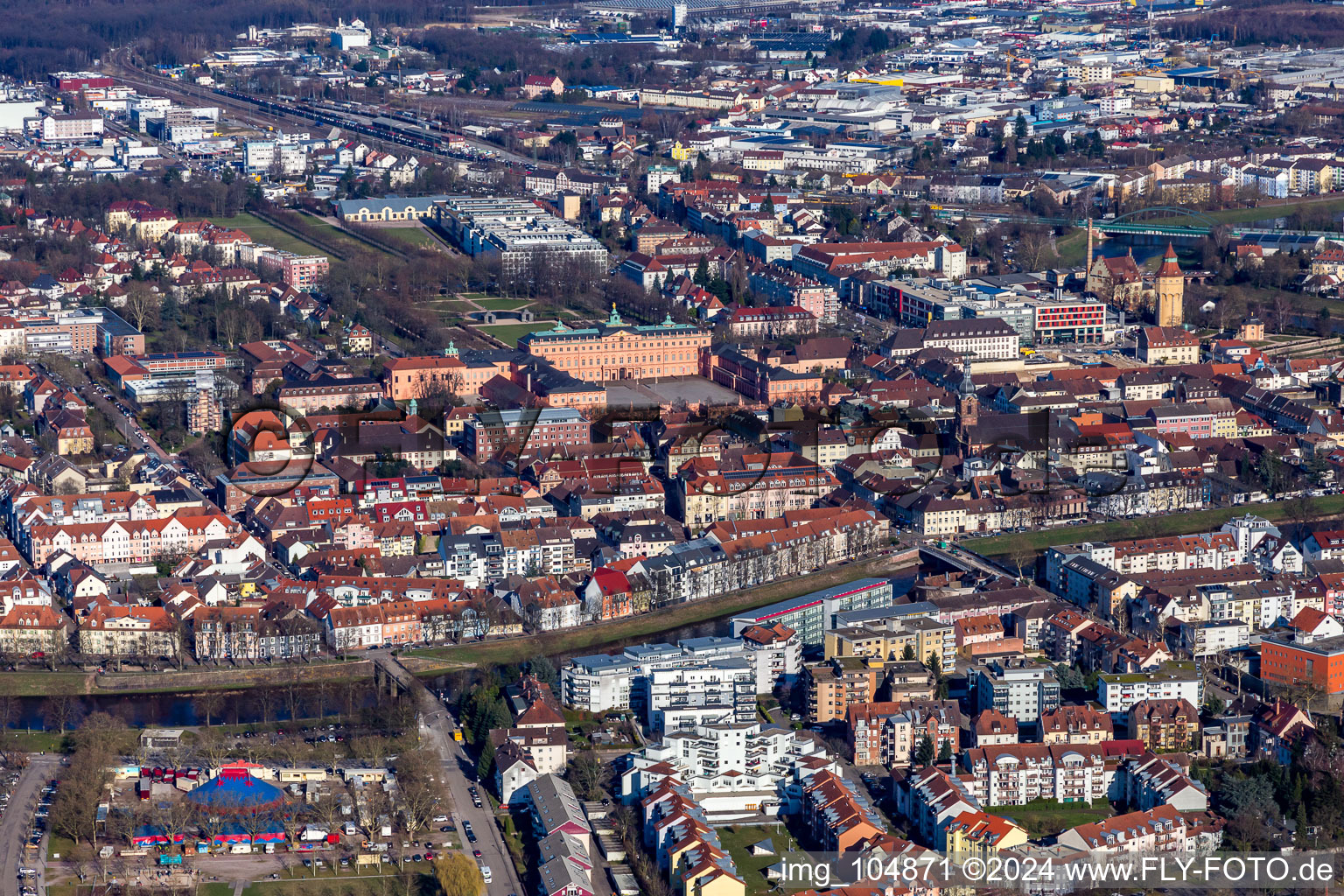 Vue aérienne de Murg et le château à Rastatt dans le département Bade-Wurtemberg, Allemagne