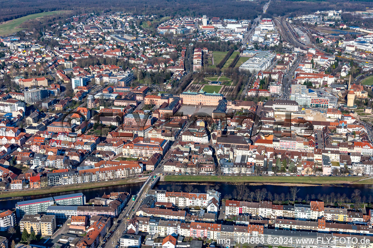 Vue aérienne de Pont d'ancrage et Schloßstr à Rastatt dans le département Bade-Wurtemberg, Allemagne