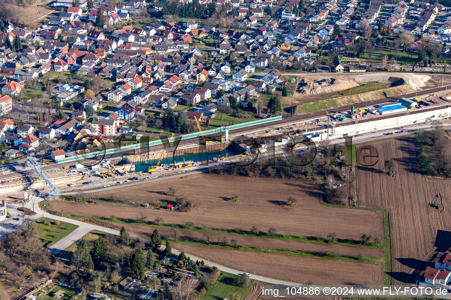 Vue aérienne de Chantier de construction de la route ICE avec cercueil en béton à le quartier Niederbühl in Rastatt dans le département Bade-Wurtemberg, Allemagne