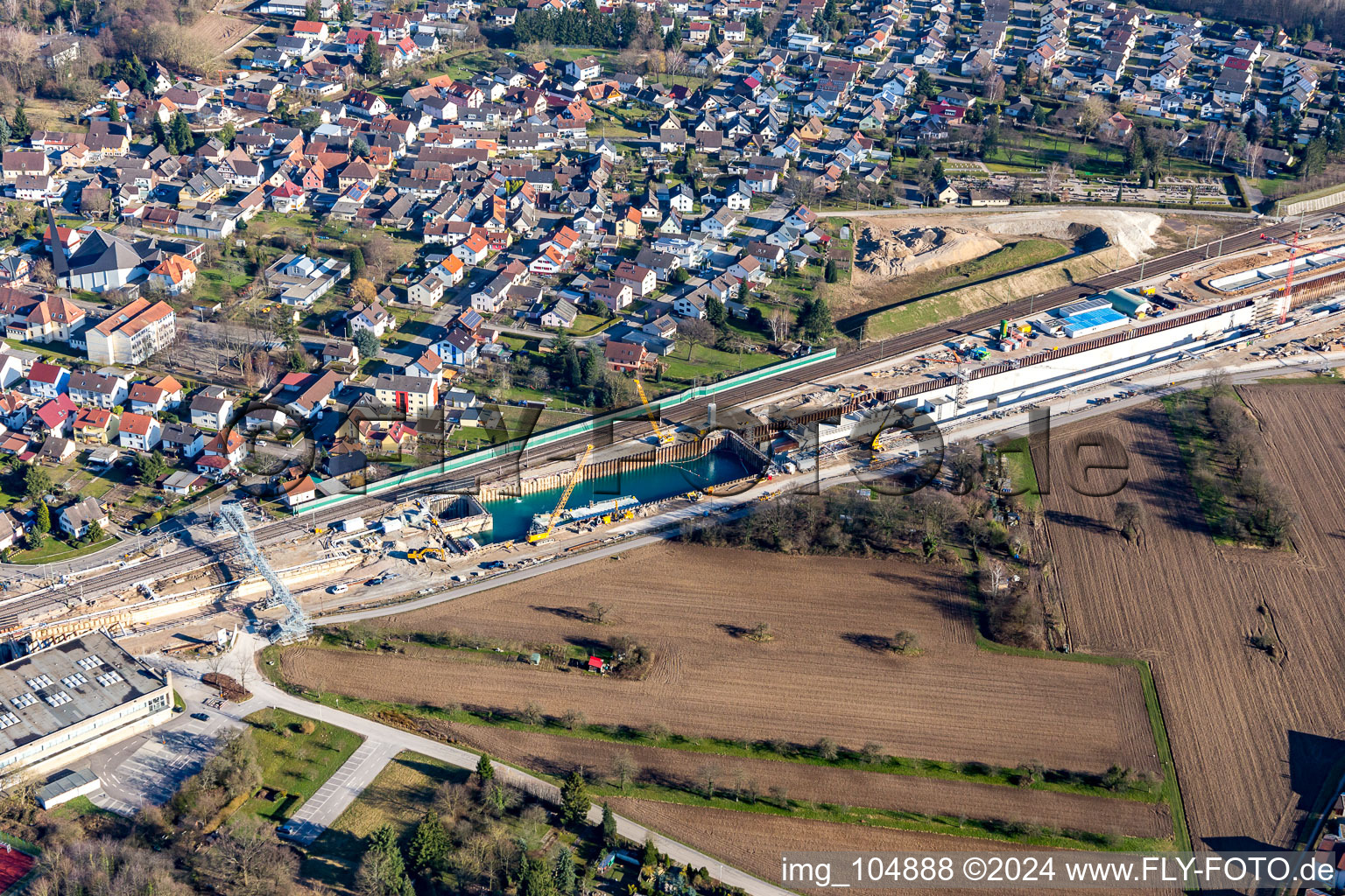 Vue aérienne de Chantier de construction de tunnels inondés rempli de béton pour la nouvelle construction de la route ICE Karlsruhe-Offenburg dans le réseau de lignes de la Deutsche Bahn à le quartier Niederbühl in Rastatt dans le département Bade-Wurtemberg, Allemagne