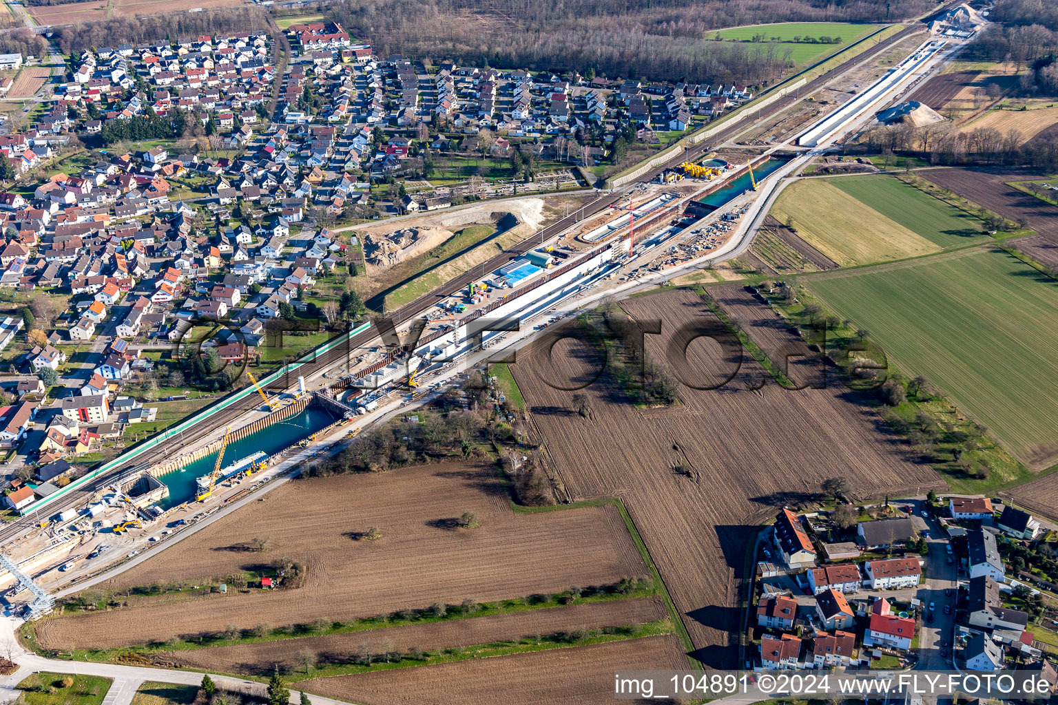 Vue oblique de Chantier de construction de la route ICE avec cercueil en béton à le quartier Niederbühl in Rastatt dans le département Bade-Wurtemberg, Allemagne