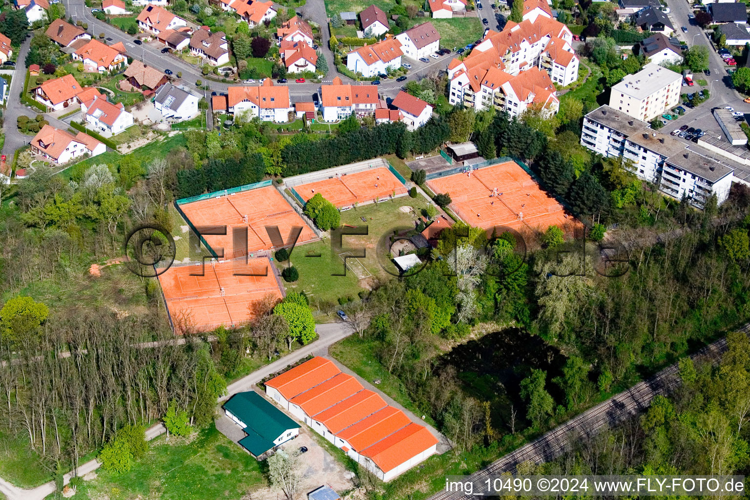 Club de tennis à Jockgrim dans le département Rhénanie-Palatinat, Allemagne hors des airs