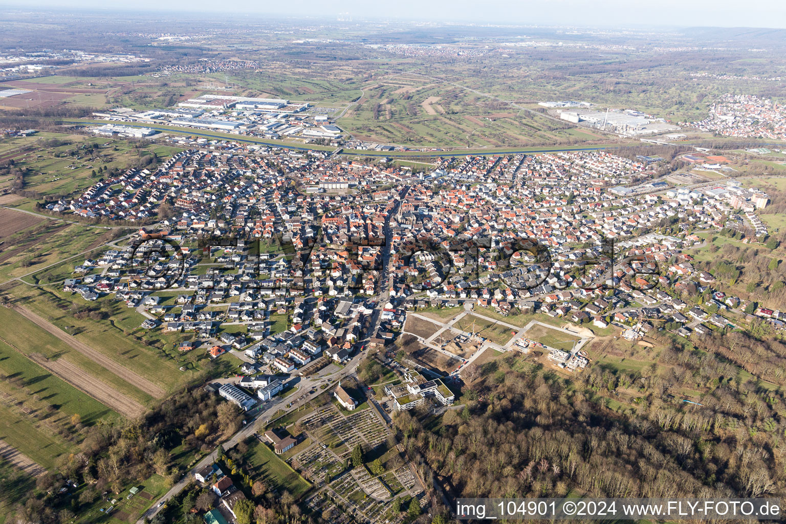 Kuppenheim dans le département Bade-Wurtemberg, Allemagne vu d'un drone