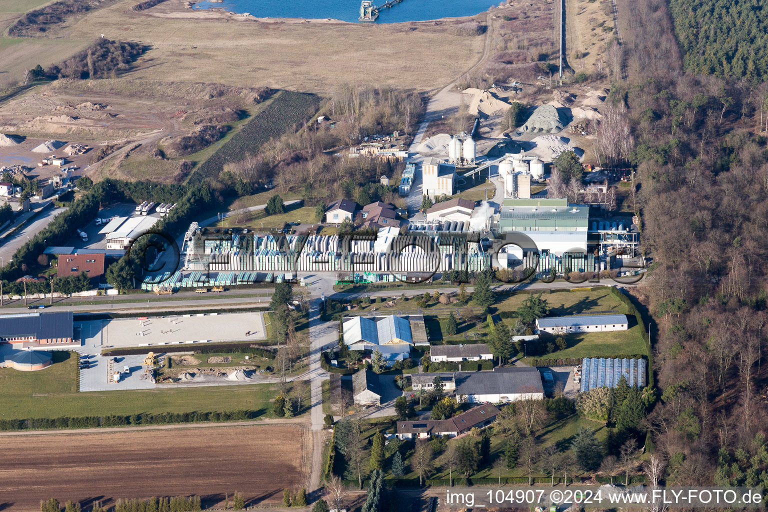 Vue aérienne de Centrale de mélange de béton et de matériaux de construction de Heidelberger Kalksandstein GmbH à Durmersheim dans le département Bade-Wurtemberg, Allemagne