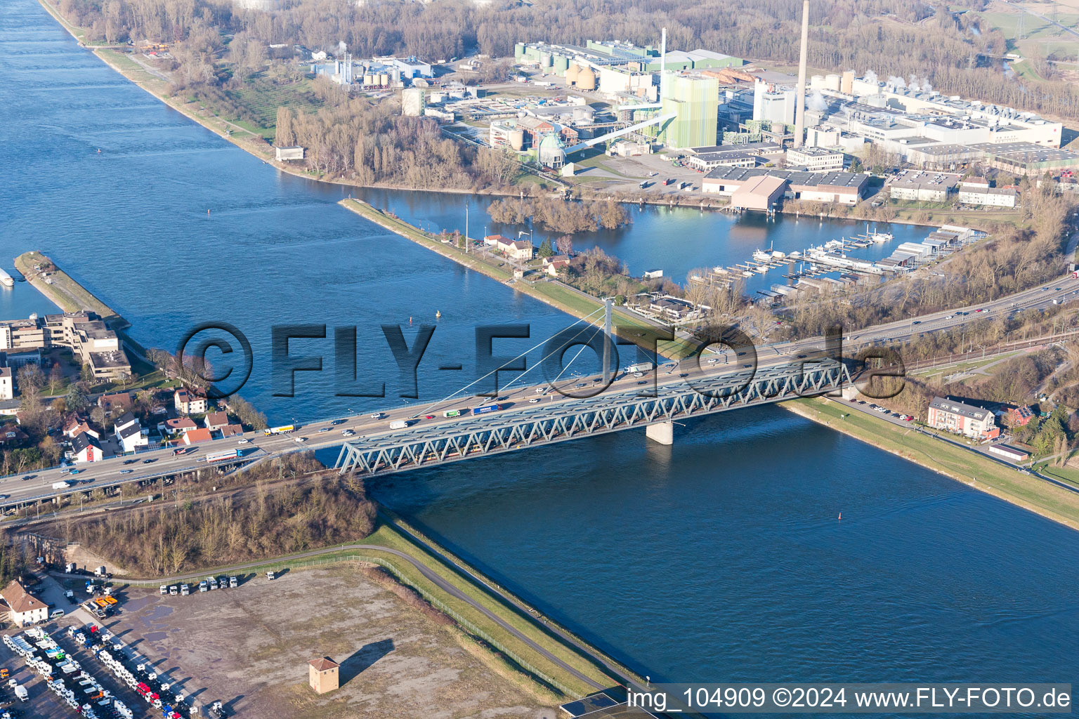 Vue aérienne de Ponts du Rhin à le quartier Maximiliansau in Wörth am Rhein dans le département Rhénanie-Palatinat, Allemagne