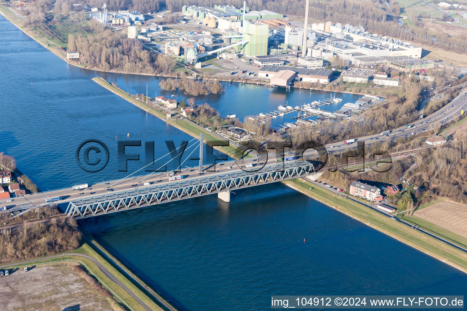 Vue aérienne de Ponts du Rhin à le quartier Maximiliansau in Wörth am Rhein dans le département Rhénanie-Palatinat, Allemagne