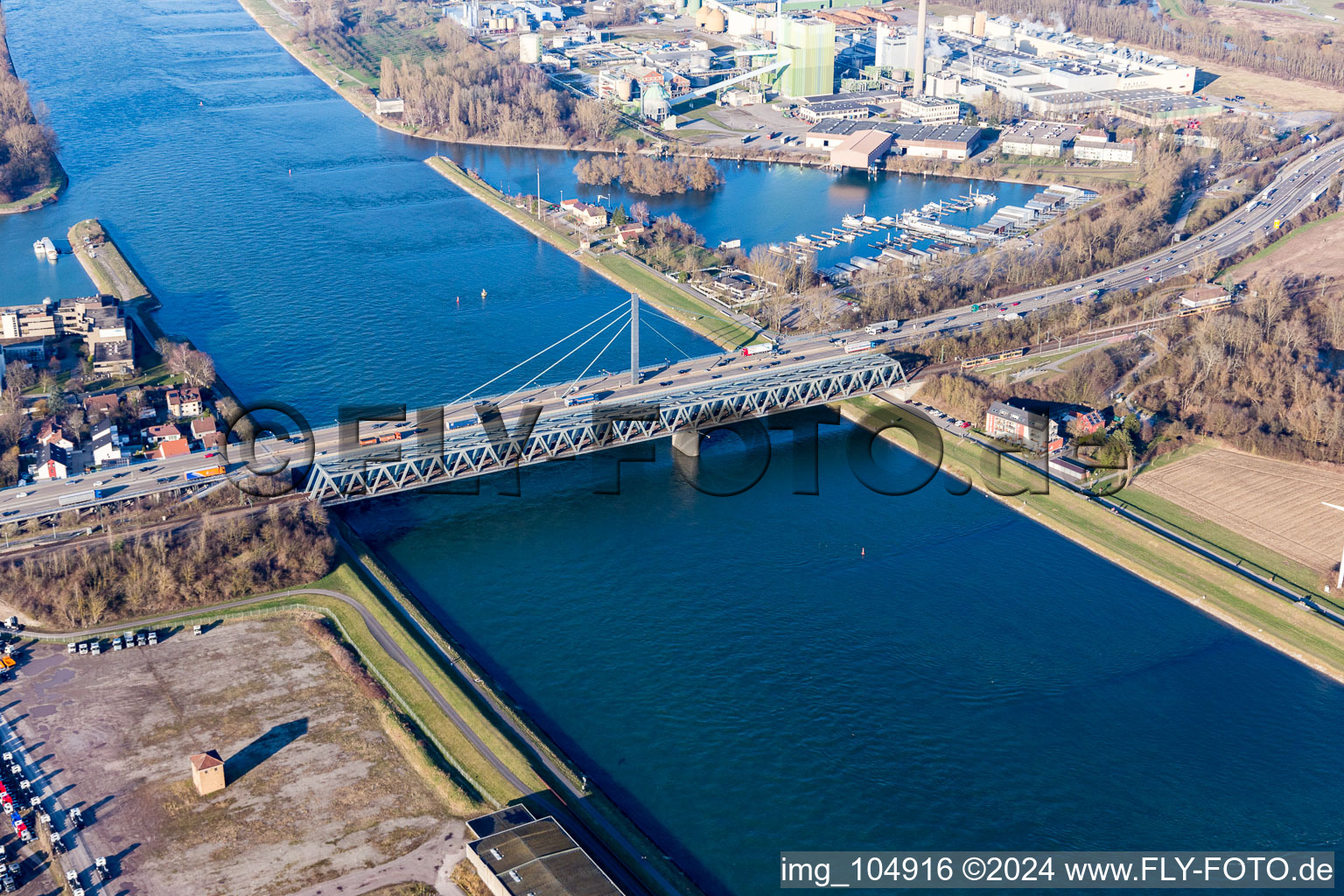 Vue oblique de Ponts du Rhin à le quartier Maximiliansau in Wörth am Rhein dans le département Rhénanie-Palatinat, Allemagne