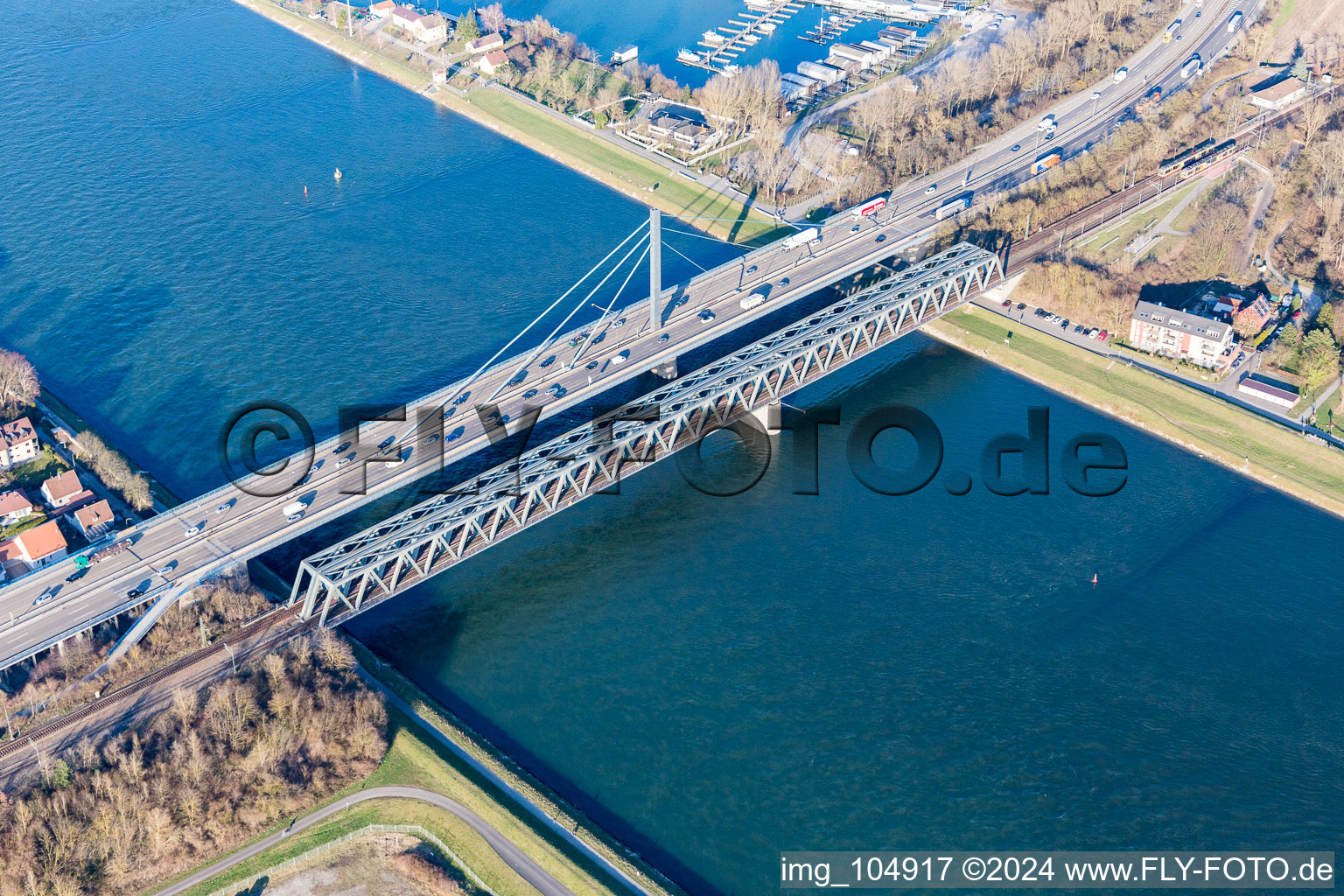 Ponts du Rhin à le quartier Maximiliansau in Wörth am Rhein dans le département Rhénanie-Palatinat, Allemagne d'en haut