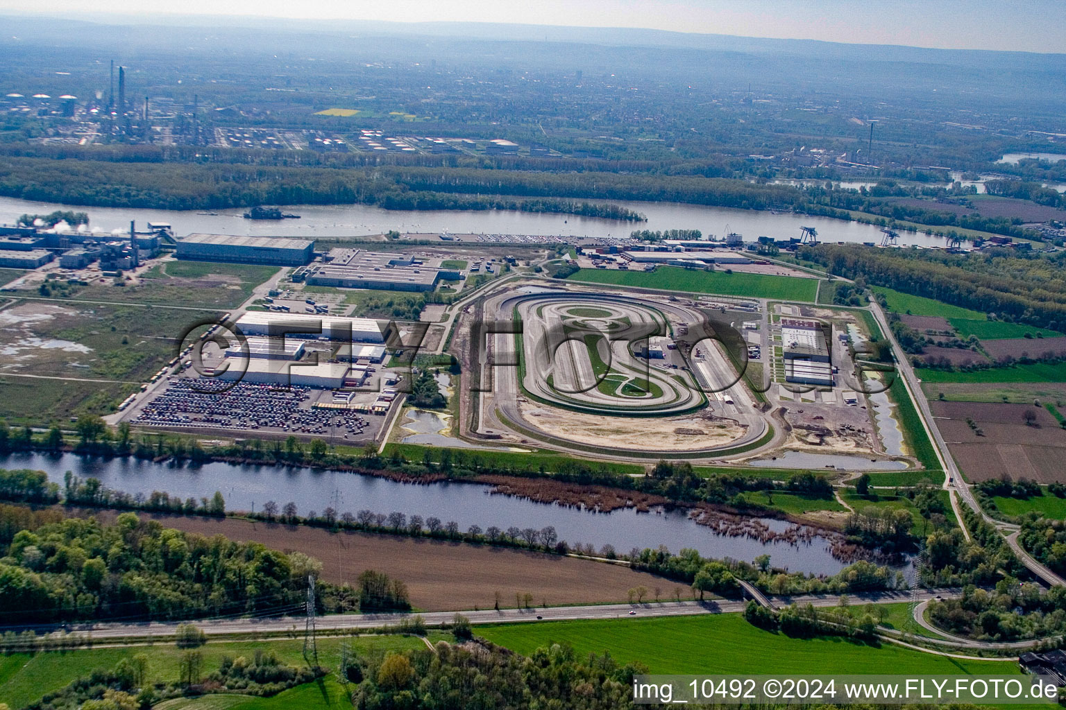 Vue aérienne de Zone industrielle d'Oberwald depuis l'ouest à Wörth am Rhein dans le département Rhénanie-Palatinat, Allemagne